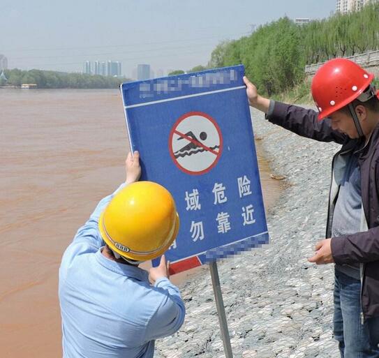 黃河汛期將至各種防洪警示標(biāo)牌遍布鄭州黃河岸邊